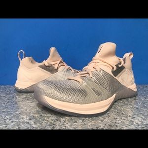 Nike Metcon 3 Flyknit in Grey Pink